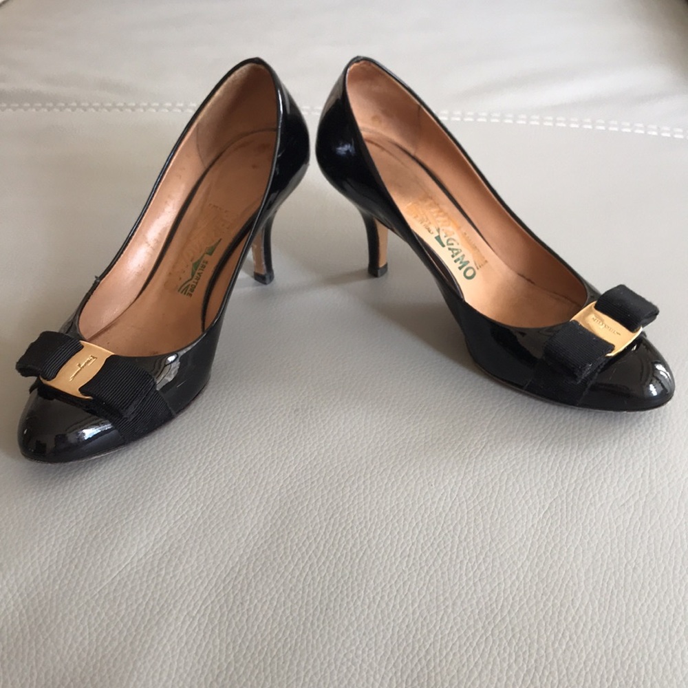 Ferragamo classic Vara pump in black patent leather, size 35.5, 5.5